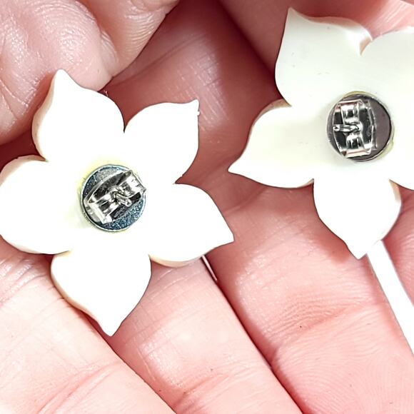 Vintage Earrings 80s White Flower Studs Yellow Center Retro Statement Jewelry - Picture 6 of 10